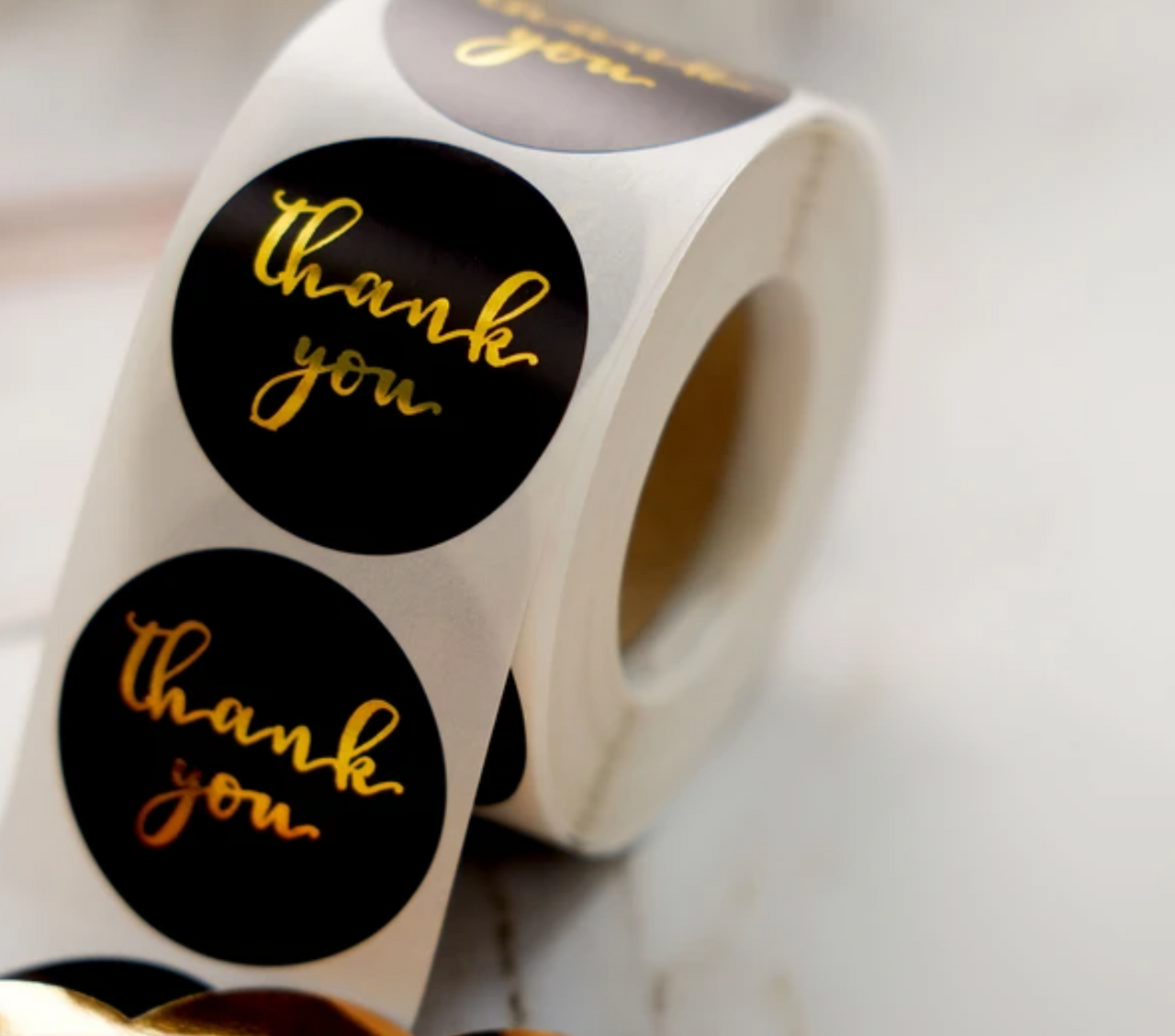 Label Negro de 1.5" redondo con foil dorado.